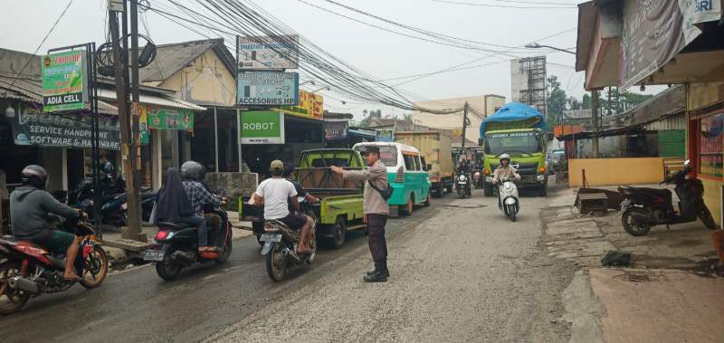 Mogok Di Pagi Hari Truk Tanah &#039;CAKRA&#039; Tanpa Plat Nomor Menghambat Lalu Lintas Di Cisoka