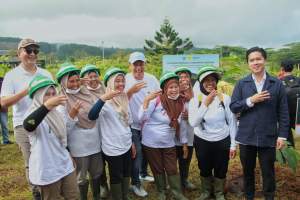 Pulihkan Kawasan Puncak, KLH Gandeng EIGER Tanam Ratusan Pohon di Lereng Gunung Gede Pangrango