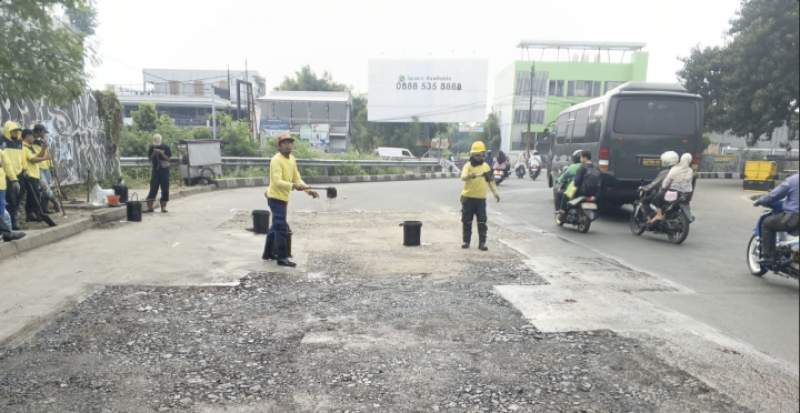 Perbaikan Jalan HOS Cokroaminoto Kota Tangerang Berlanjut, Putaran Puri Beta Larangan Kembali Dihotmix