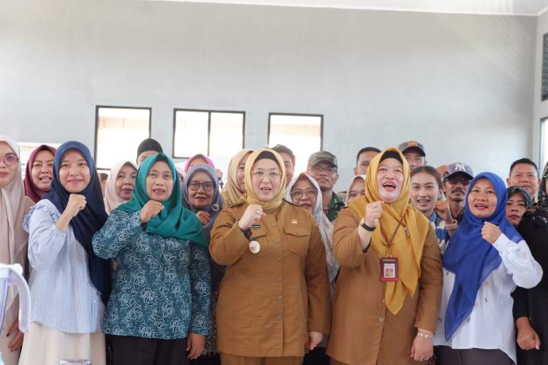Wabup Intan Serahkan Bantuan UMKM Pengembangan Ekonomi Kreatif Kelurahan Tigaraksa