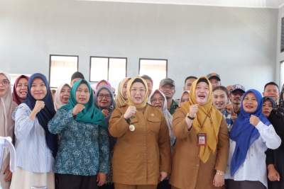 Wabup Intan Serahkan Bantuan UMKM Pengembangan Ekonomi Kreatif Kelurahan Tigaraksa