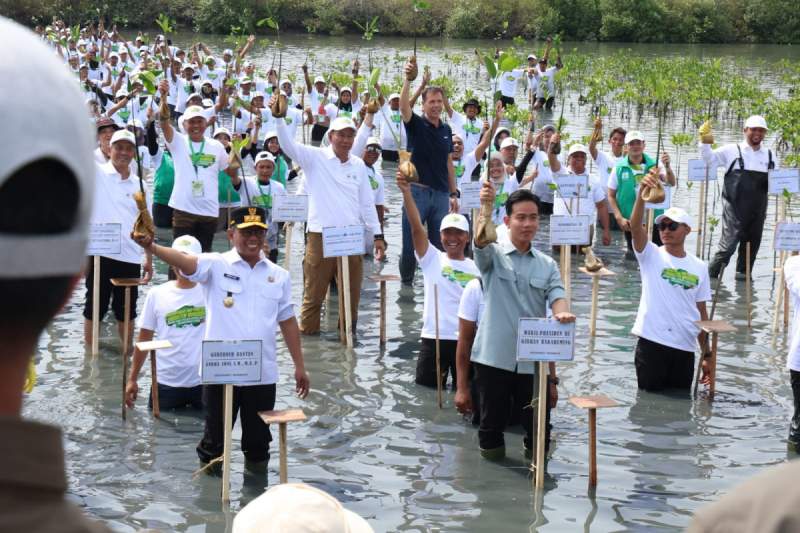 Bupati Tangerang Dampingi Wapres RI Gibran Rakabuming Raka Tanam Mangrove