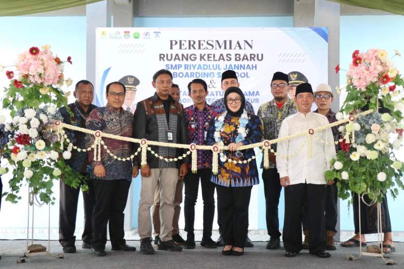 Wabup Intan Resmikan Ruang Kelas Baru SMP Riyadlul Jannah Boarding School Kresek