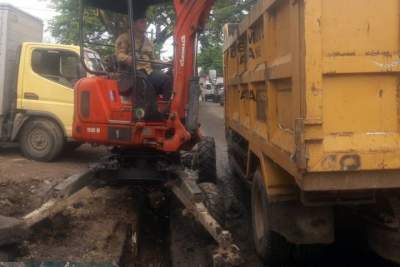 Pemkot Tangerang Bongkar Saluran Drainase Tertutup Bangunan di Kecamatan Neglasari