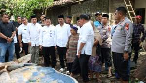 Tinjau Rumah Roboh di Kresek, Bupati Tangerang Instruksikan Kecamatan dan OPD Terkait Untuk Segera Bangun Kembali