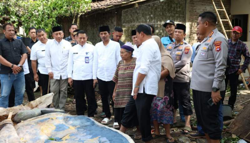 Tinjau Rumah Roboh di Kresek, Bupati Tangerang Instruksikan Kecamatan dan OPD Terkait Untuk Segera Bangun Kembali