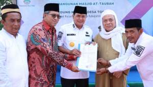 Bupati Tangerang Bersama Abuya Entoh Letakkan Batu Pertama Pembangunan Masjid Agung At-Taubah