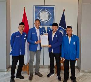 Foto : Dadan Setiawan saat menerima SK pengesahan kepengurusan