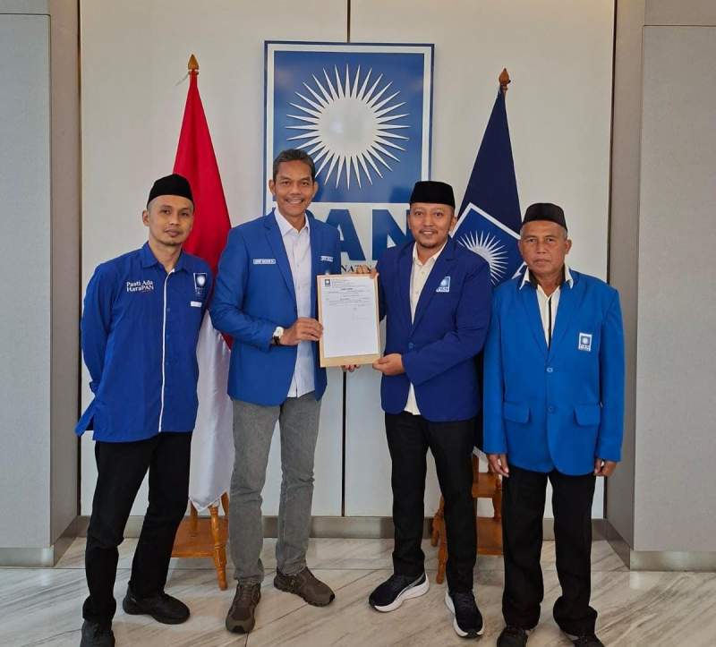 Foto : Dadan Setiawan saat menerima SK pengesahan kepengurusan