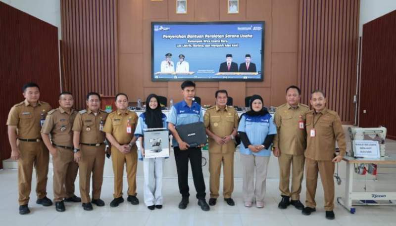 Dorong Kemandirian Ekonomi, Bupati Tangerang Serahkan Bantuan Alat Usaha Kepada Kelompok Wirausaha Baru