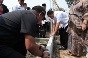 Bupati Tangerang Letakkan Batu Pertama Bedah 4 Rumah di Sindang Panon