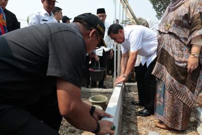 Bupati Tangerang Letakkan Batu Pertama Bedah 4 Rumah di Sindang Panon