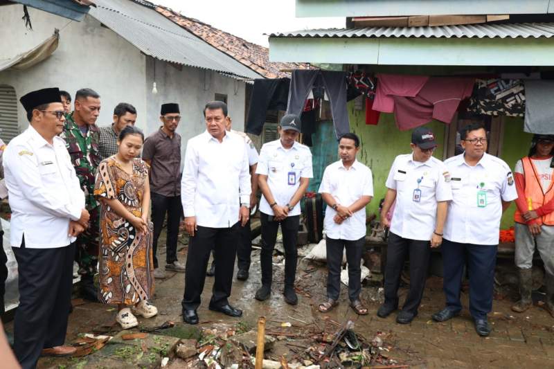 Rumah Warga Talok Roboh Diterjang Hujan dan Angin, Bupati Tangerang Turun Langsung Beri Bantuan