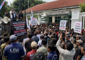 Ratusan Aktivis Kepung DPRD Lebak, Desak Polda Banten Tangkap Pelaku Dugaan Penculikan dan Pengeroyokan Uun