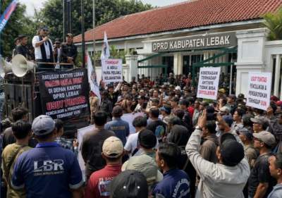 Ratusan Aktivis Kepung DPRD Lebak, Desak Polda Banten Tangkap Pelaku Dugaan Penculikan dan Pengeroyokan Uun