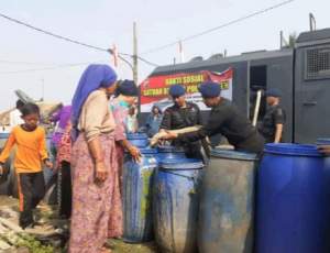 Satuan Brimob Polda Banten Sigap Bantu Masyarakat Terdampak Krisis Air Bersih