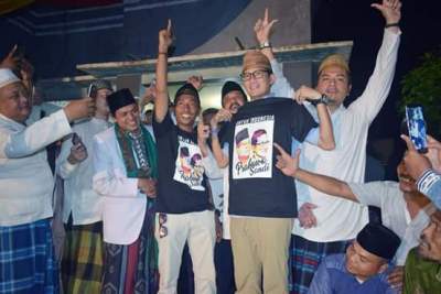 Ketua Relawan For Prabowo-Sandi Tangerang Utara Berikan Kaos pada Sandiaga Uno