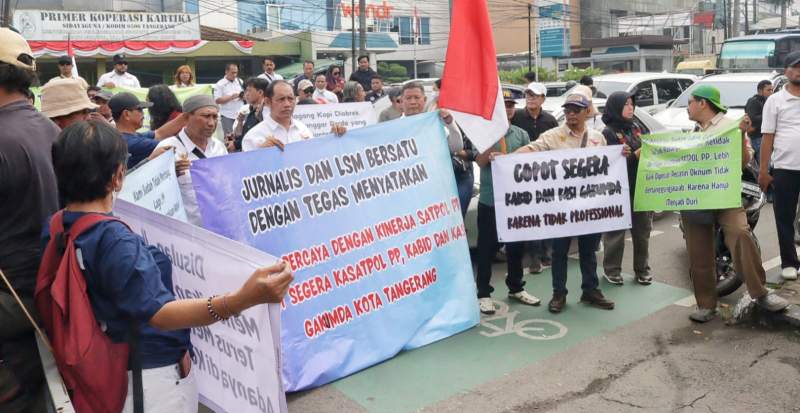 Ratusan Jurnalis dan LSM Kepung Kantor Wali Kota Tangerang, Tuntut Pencopotan Kasatpol PP