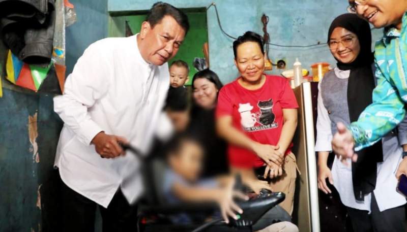 Bupati Tangerang Beri Semangat dan Kursi Roda Elektrik untuk Siswa SD Korban Kecelakaan