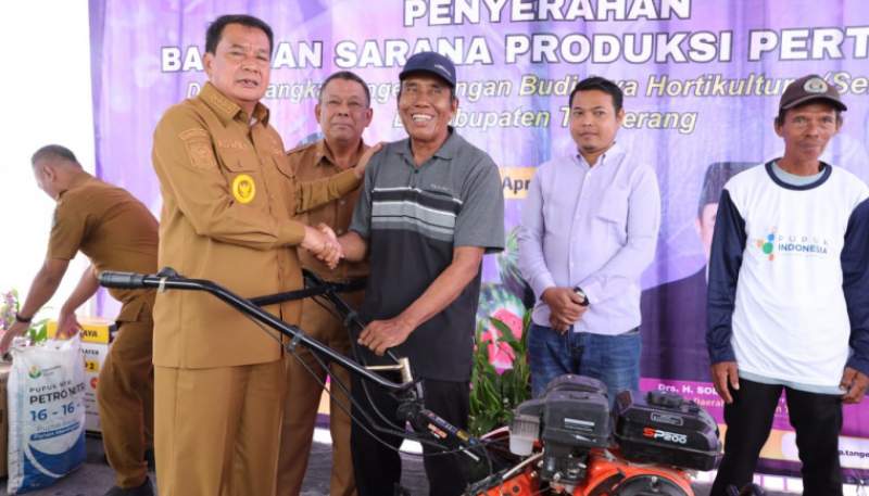 Kegembiraan Petani Semangka Terima Bantuan Sarana Produksi Dari Pemkab Tangerang