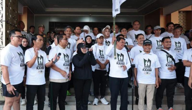 Bupati Tangerang Lepas Jalan Santai dan Teken MoU Kerja Sama Pendidikan