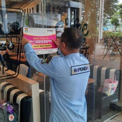 Bapenda Pasang Stiker Bagi Restoran Yang Tidak Bayar Pajak