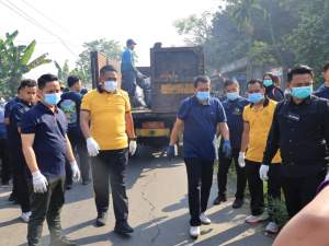 Bupati Tangerang Bersama Kapolresta Tangerang Terjun Langsung Bersihkan Sampah Di Balaraja