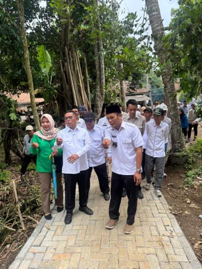 Gubernur Banten Tinjau Proyek Paving Block di Cikulur, Warga Beri Apresiasi