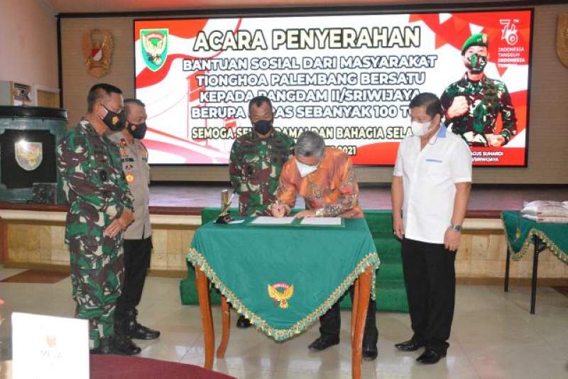 Melalui Kodam II/Sriwijaya, Paguyuban MTPB Serahkan Bansos 100 Ton Beras Bagi Warga Sumbagsel Terdampak Covid -19