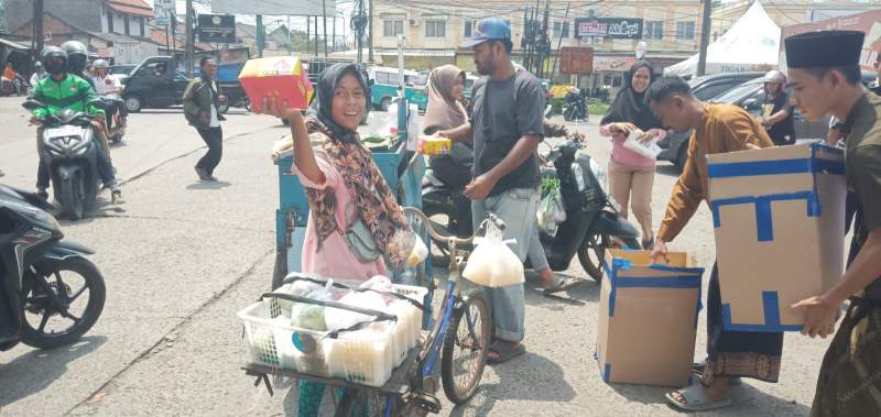 Polsek Cisoka Dampingi Warga Berbagi Makanan kepada Pengendara