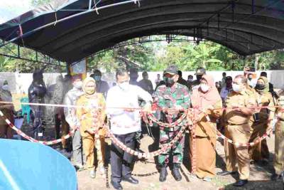 Plh Bupati OKU H. Edward Chandra Bersama Dandim 0403 OKU Letkol (Arh) Tan Kurniawan Meresmikan Kolam Terpal