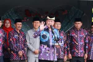 Bupati Tangerang Serahkan Alsintan Bantuan Presiden Kepada Gapoktan Sepatan Timur