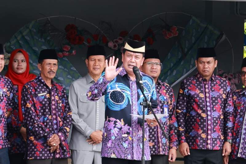 Bupati Tangerang Serahkan Alsintan Bantuan Presiden Kepada Gapoktan Sepatan Timur