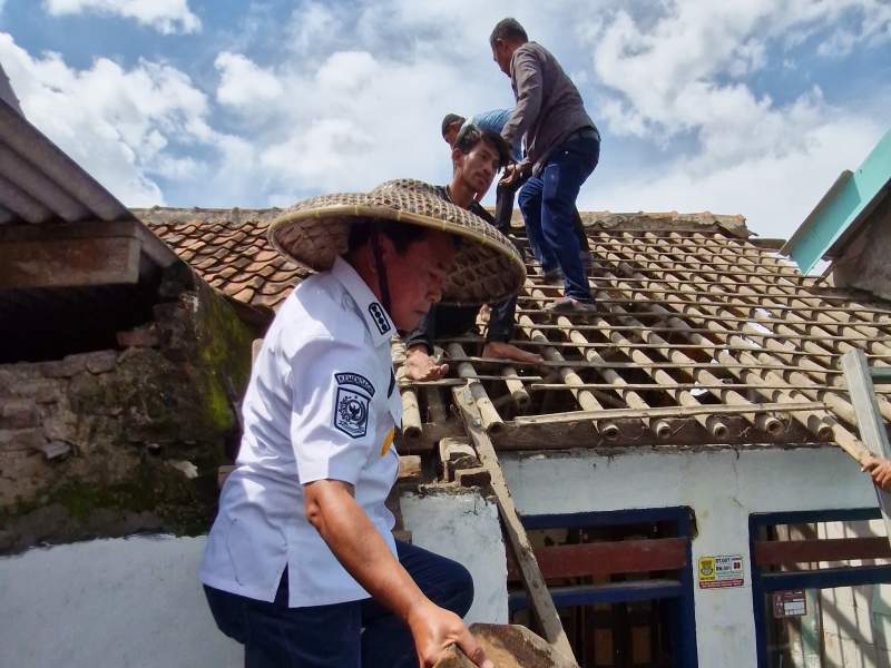 Bupati Tangerang Bantu Renovasi dan Gotong Royong Bersama Renovasi Rumah Tidak Layak Huni Warga Kayu Bongkok