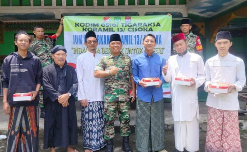 Jum&#039;at Berkah Koramil 13/Cisoka Berbagi Makanan Gratis
