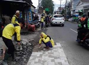 Jamin Keamanan Pengendara, Puluhan Titik Lubang Jalan Raden Saleh Karang Tengah Mulai Diperbaiki