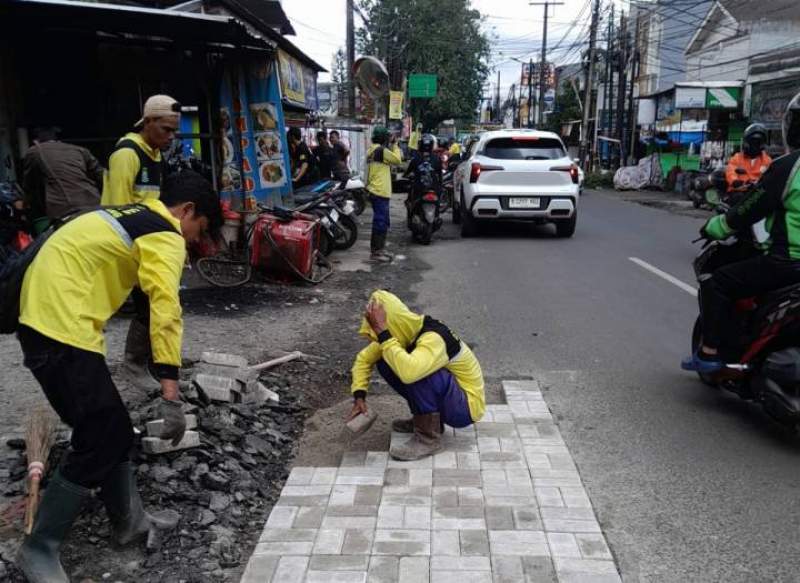Jamin Keamanan Pengendara, Puluhan Titik Lubang Jalan Raden Saleh Karang Tengah Mulai Diperbaiki
