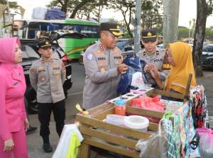 Kapolresta Tangerang Tinjau Pos Mudik di Cisoka, Bagikan Parsel dan Takjil untuk Petugas dan Warga