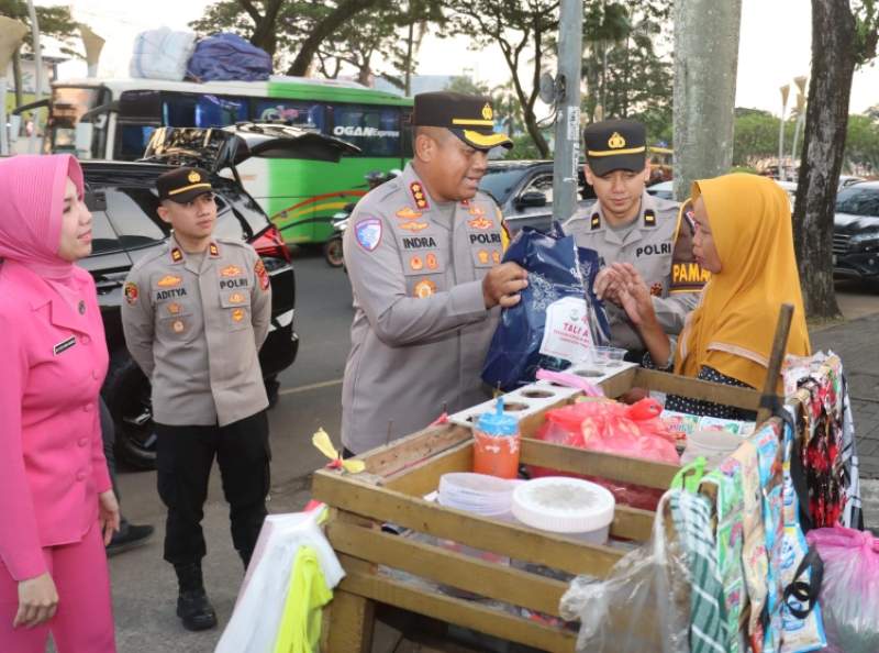 Kapolresta Tangerang Tinjau Pos Mudik di Cisoka, Bagikan Parsel dan Takjil untuk Petugas dan Warga