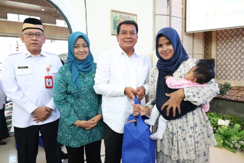 Bupati Tangerang Salurkan Bantuan Rp700 Ribu untuk Keluarga Berisiko Stunting