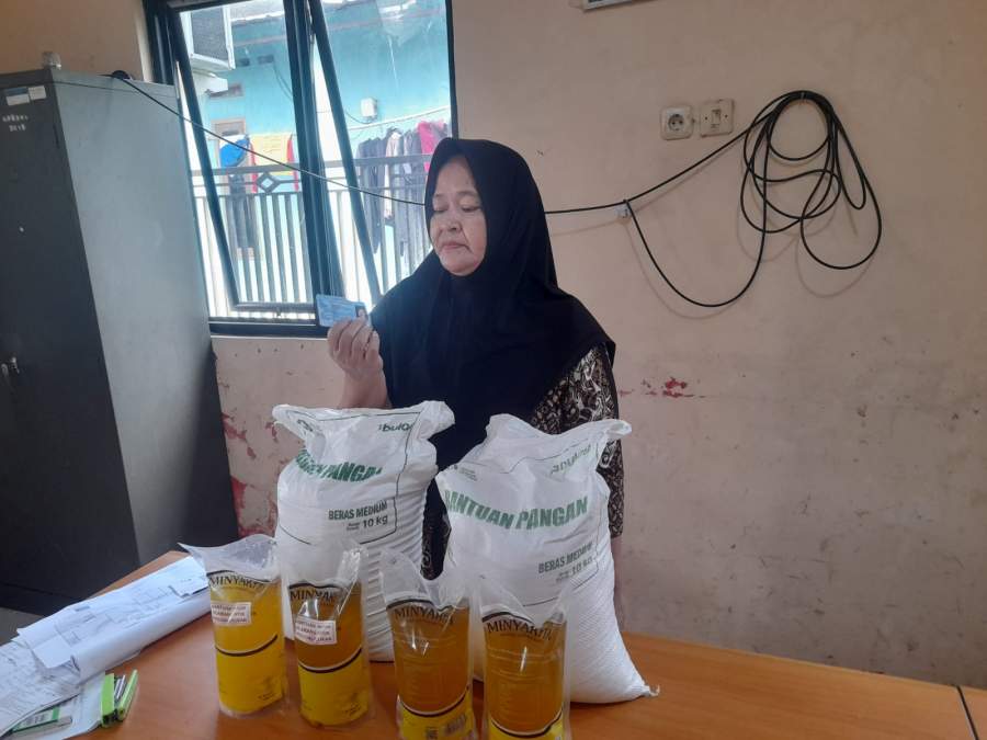 1.565 Warga Desa Cileles Terima Sembako Gratis dari Bulog, Ringankan Beban di Tengah Kondisi Ekonomi Sulit