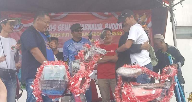Meriahnya Pawai Budaya Dan Doorprize Masyarakat Carenang