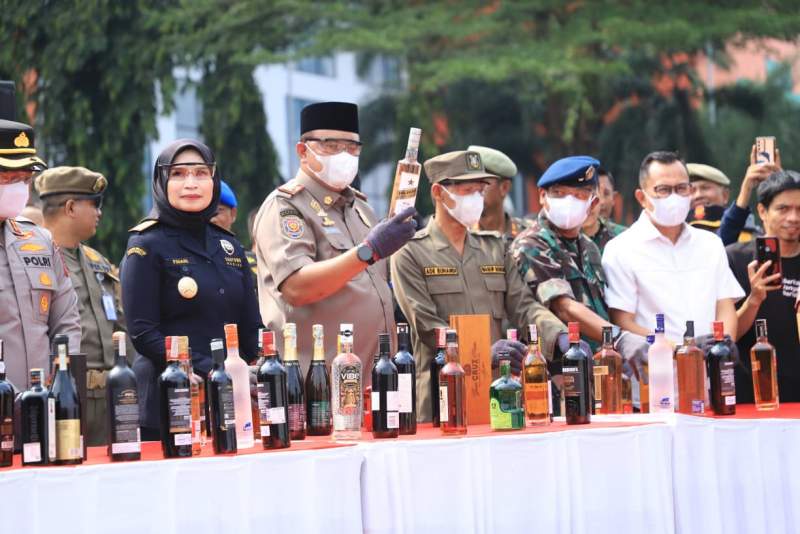 Bupati Bogor Pimpin Pemusnahan 1,8 Juta Rokok Ilegal di Pakansari, Rugikan Negara Rp1,4 Miliar