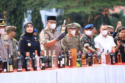 Bupati Bogor Pimpin Pemusnahan 1,8 Juta Rokok Ilegal di Pakansari, Rugikan Negara Rp1,4 Miliar