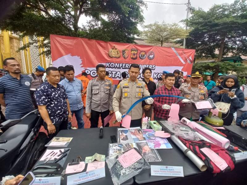 Foto IST: Kapolresta Bogor Kota Kombes Pol. Bismo Teguh Prakoso dan Jajaran, menunjukan barang bukti senjata tajam (sajam) yang digunakan oleh para pelaku