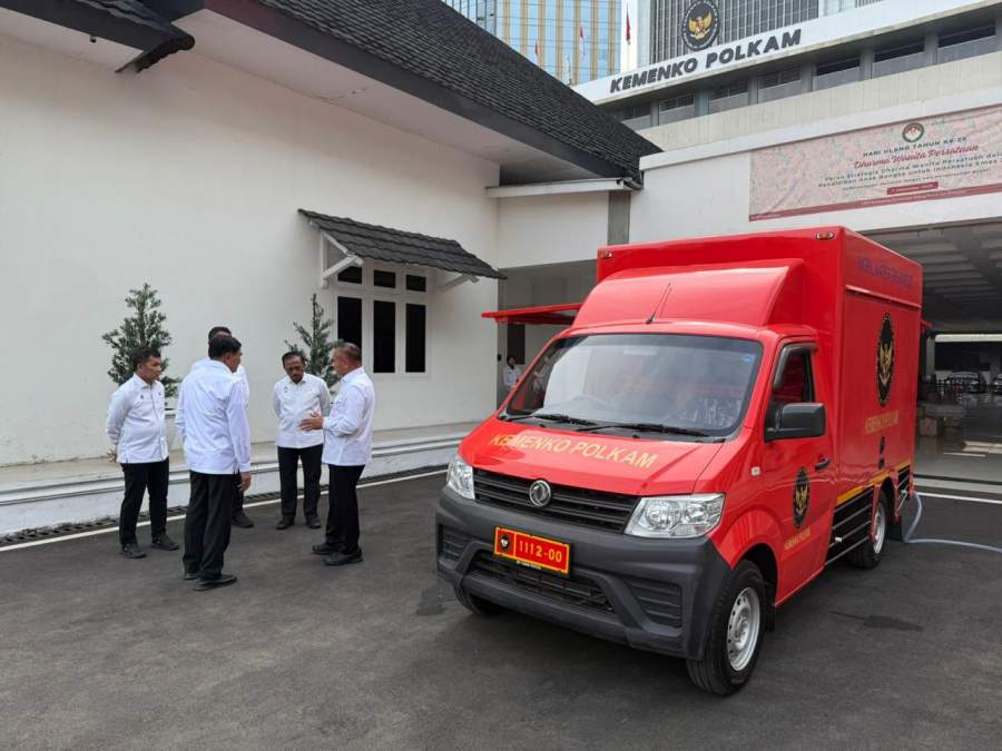 Negara Untuk Masyarakat: Menko Polkam Lagi-Lagi Mengirimkan Bantuan Tambahan 4 Ton Bantuan dan Satu Unit Mobil Water Treatment ke Aceh, Pastikan Air Bersih Tersedia Hari Ini