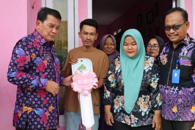 Bupati Tangerang dan PIK Salurkan Bantuan Bedah Rumah, Anak Yatim, dan UMKM di Kosambi