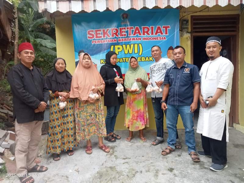 PWI Lebak dan PT CTU Bagikan Telur, Tebar Kebaikan di Bulan Ramadhan