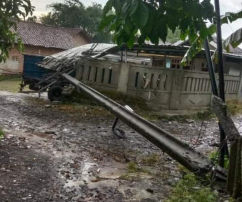 Pondasi Tiang Listrik Lemah, Warga Khawatir Kembali