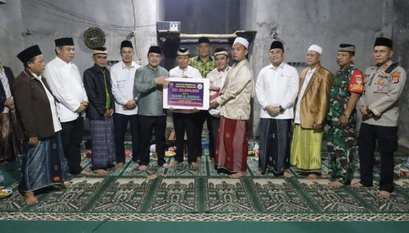 Sekda Serahkan Bantuan Pembangunan Masjid Al-Barkah Cisoka
